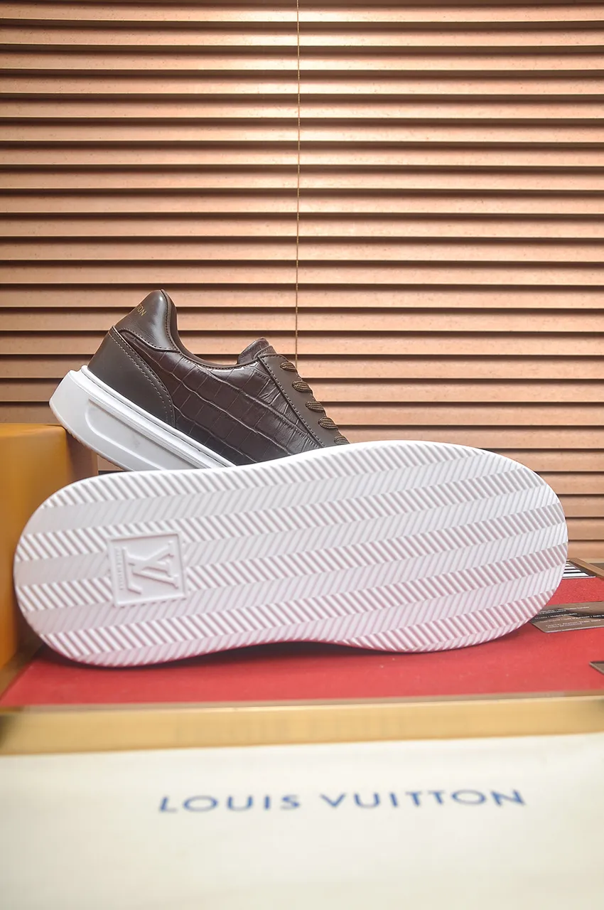 Men's men's shoes 💰640💶Original development, quality shipping, welcome to compare - LV sneaker series sports shoes introduce the loose silhouette of the ready-to-wear series into the spring and summer men's wear shows and make an eye-catching appearance. The cow leather upper is combined with rough fabric laces, and colorful beading highlights the brand's classic elements. LV letters mark the tongue and Monogram floral outsole. Mixed materials Made of top-grain cowhide, thick shoelace design, large Monogram print on the side, mesh lining and cotton feet, the comfort is as extreme as ever, premium heritage, quality first, worth owning! Size: Men’s 38-45 (45 is custom-made and cannot be returned or exchanged)